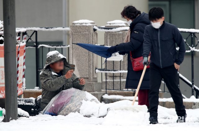한 시민이 먼발치에서 이 모습을 보고 다가와 우산을 건내 주었다