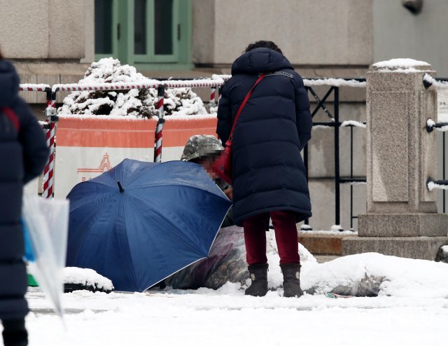 시민이 품고 있던 핫팩 마져 건내주었다