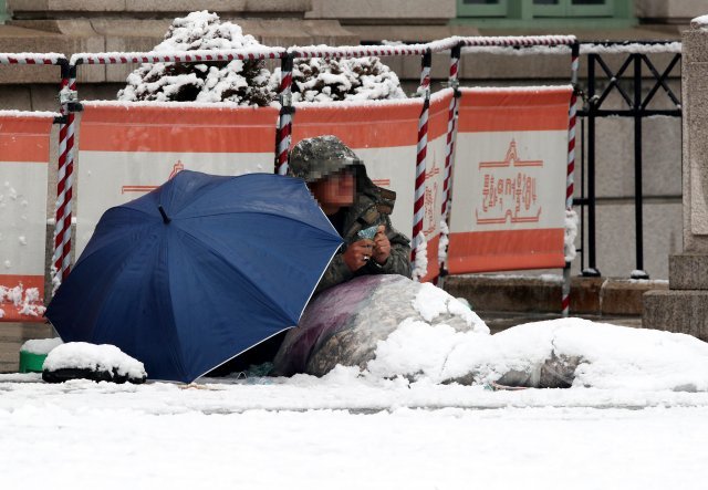 노숙인은 따뜻한 온기를 느꼈는지 행복한 표정을 지었다