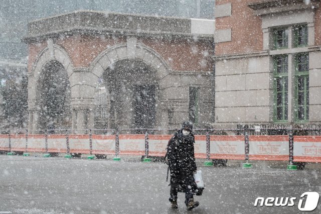 대설주의보가 발효된 28일 서울역광장에서 한 시민이 거센 눈발을 헤치며 발걸음을 옮기고 있다. 2021.1.28/뉴스1 © News1