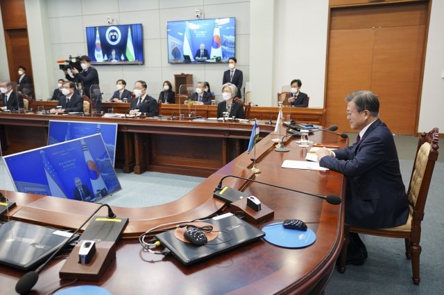 문재인 대통령이 28일 오후 청와대에서 샤브카트 미르지요예프 우즈베키스탄 대통령과 화상 정상회담을 하고 있다. 청와대 제공