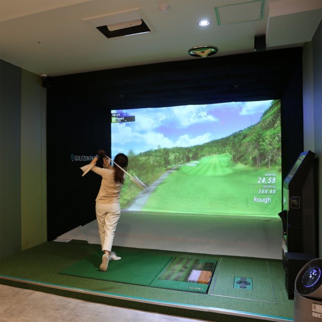 스크린골프 전문업체 골프존은 제휴를 맺은 국내 240여 개 골프장을 스크린을 통해 소개하고 있다. 골프존 회원이 실내연습장에서 국내 골프장 코스를 체험하고 있다. 골프존 제공