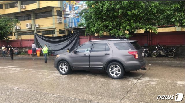 에콰도르 방송 진행자 에프라인 루알레스가 27일(현지시간) 대낮 도로 한복판에서 운전 중 총격을 받아 숨졌다. 사진은 그의 차량 모습 트위터 게시물 갈무리, © 뉴스1