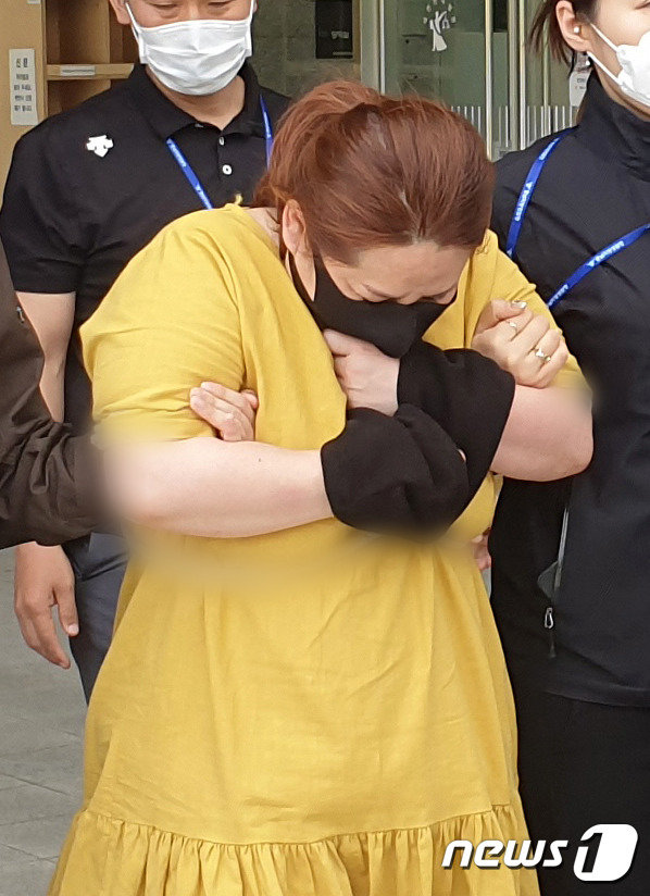 9세 의붓아들이 거짓말을 했다는 이유로 7시간이 넘게 여행용 가방에 가둬 심정지 상태에 이르게 한 40대 계모가 지난해 6월3일 오후 영장실질심사를 받기 위해 대전지방법원 천안지원으로 향하고 있다. 3일 충남경찰청 등에 따르면 지난 1일 오후 7시 25분께 천안 서북구 한 아파트에서 의식을 잃은 채 발견된 A군은 7시간 넘게 여행용 가방에 갇혀있었던 것으로 조사됐다. 2020.6.3/뉴스1 © News1