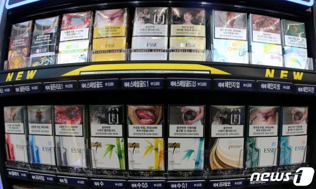 28일 오전 대전 서구에 위치한 편의점에 담배가 진열돼 있다. 2021.1.28 © News1