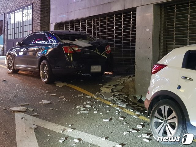 해운대구 한 건물 외벽 대리석이 강풍에 파손돼 떨어졌다.(부산경찰청 제공)