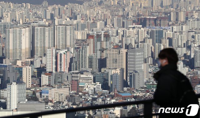 서울 중구 남산에서 바라본 도심 아파트 단지 모습. 2021.1.19 © News1