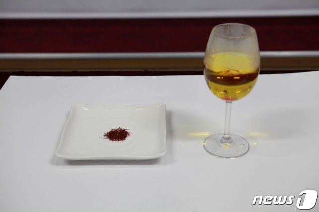 관세청 서울본부세관과 식약처는 ‘사프란’ 1만580g(시가 2억 원 상당)을 불법 수입해 유통한 수입업자 등 5개사를 적발했다고 29일 밝혔다. 사진은 사프란 희석사진 . 관세청, 고가 향신료‘사프란’불법 수입 유통 업자 적발 © 뉴스1