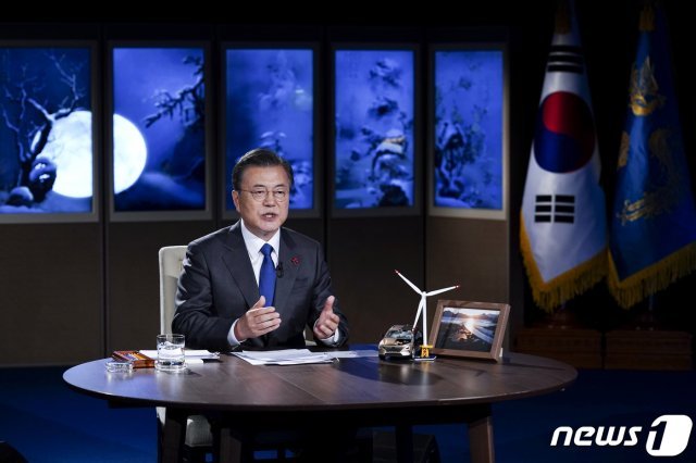 문재인 대통령이 27일 오후 청와대에서 화상으로 열린 2021 세계경제포럼(WEF)에 참석해 한국정상 특별연설을 하고 있다. 2021.1.27/뉴스1 © News1