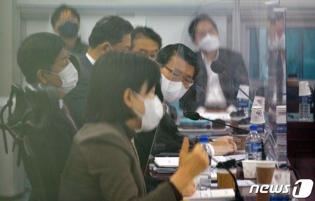 공매도 금지 기간 종료를 앞두고 공매도 재개에 관해 논란이 계속되고 있는 29일 서울 여의도 국회에서 열린 정무위 당정협의에 참석한 은성수 금융위원장이 발언 중인 전현희 국민권익위원장을 지켜보고 있다. 2021.1.29 © News1