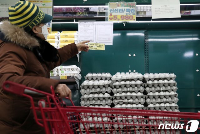 28일 경기도 오산시내 한 마트를 찾은 시민이 수입산 계란을 살펴보고 있다. 2021.1.28 © News1
