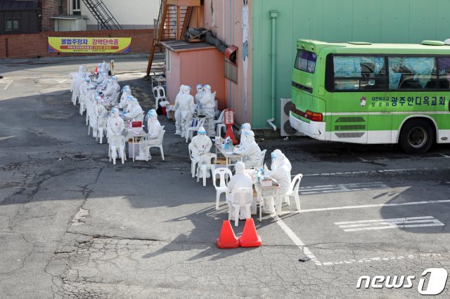 28일 오전 광주 서구 쌍촌동 안디옥교회 주차장에 신도 등을 대상으로 코로나19 검사를 위해 임시선별진료소가 설치됐으나, 한산한 모습을 보이고 있다.  2021.1.28 © News1