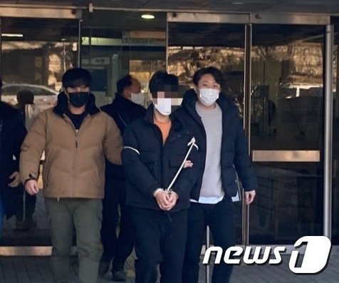 서울 강남역 일대에서 모르는 여성들의 뒤통수를 때리고 도망간 20대 남성이 29일 서울 서초구 서울중앙지법에서 영장실질심사를 마친 뒤 밖으로 나왔다. © 뉴스1