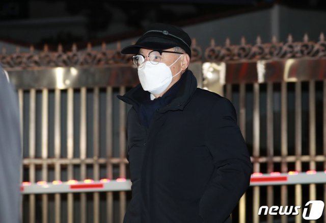 오거돈 전 부산시장이 구속영장이 기각되자 18일 오후 부산 사상구 부산구치소를 나오고 있다. 2020.12.18/뉴스1 © News1