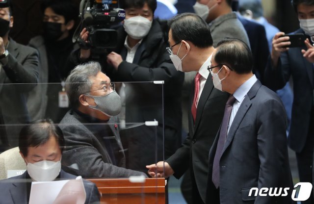주호영 국민의힘 원내대표가 8일 국회에서 열린 의원총회에 참석하며 정진석 공천관리위원장과 대화를 나누고 있다. 2021.1.8/뉴스1 © News1
