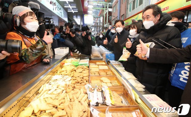 이낙연 더불어민주당 대표가 29일 오전 부산 중구 부평시장을 방문해 시장을 둘러보고 있다. 2021.1.29/뉴스1 © News1