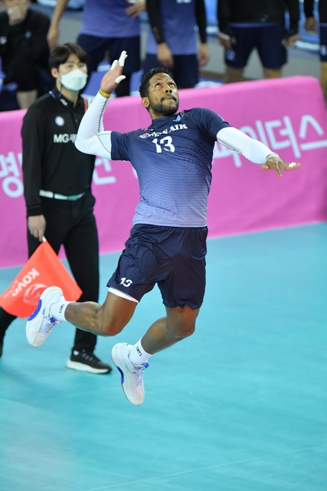 대한항공 요스바니가 29일 삼성화재와의 경기에서 맹활약했다.(KOVO 제공) © 뉴스1