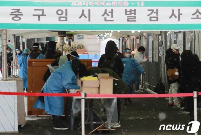 30일 오전 서울역광장에 마련된 코로나19 임시 선별진료소에서 의료진이 검체를 채취하고 있다. /뉴스1 © News1
