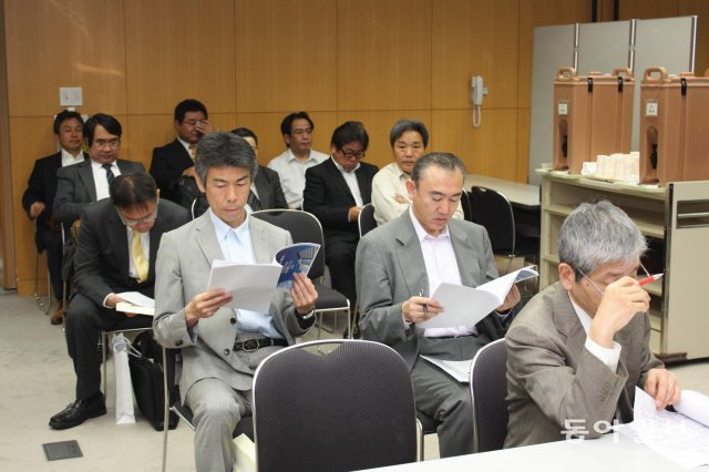 2012년 도쿄에서 열린 도쿄국제포럼의 은퇴기술자 채용박람회장을 찾은 일본의 고령층 구직자들. 동아일보DB