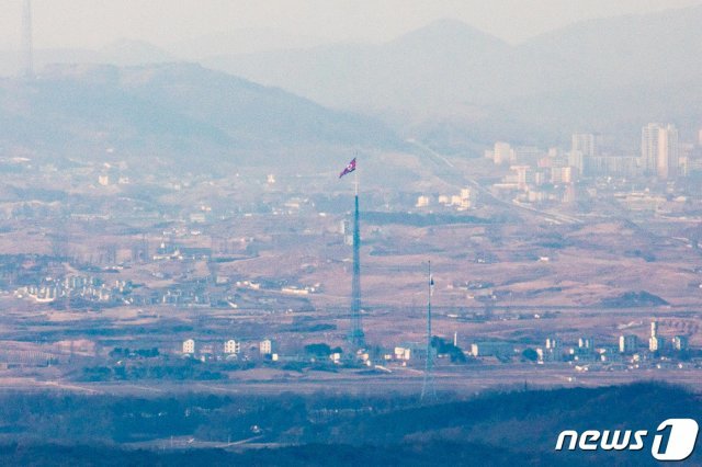 북측 기정동 마을과 남측 대성동 마을에 각각 인공기와 태극기가 휘날리는 모습. 2021.1.4 © News1