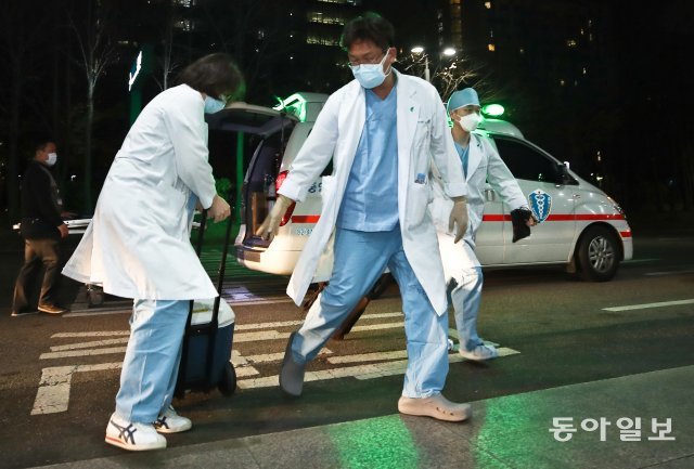 부산에서 출발한 의료진들은 숨가쁜 달리기 끝에 가까스로 4시간 안에 손현승 씨의 심장을 서울로 이송하는데 성공했다. 양회성 기자 yohan.com