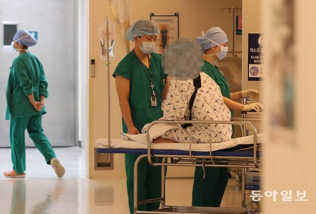 손현승 씨의 심장을 받게 된 채현수(가명) 씨가 이식 수술을 준비를 위해 수술실로 이동하고 있다. 양회성 기자 yohan@donga.com