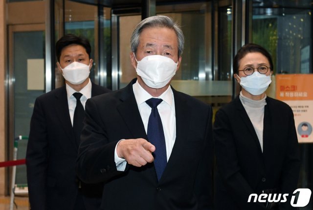 정몽준 아산재단 이사장이 26일 오후 고 이건희 삼성그룹 회장 빈소가 마련된 서울 강남구 삼성서울병원 장례식장에 들어서고 있다. 2020.10.26/뉴스1 © News1