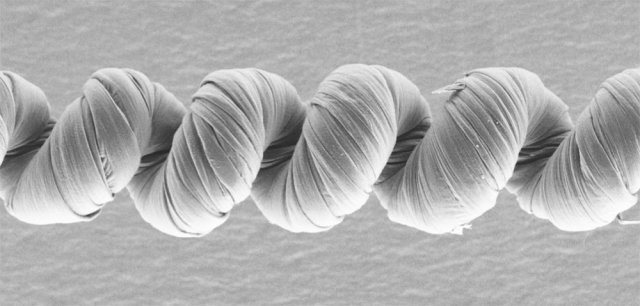 연구팀이 개발한 인공근육은 탄소나노튜브 섬유를 꼬아 만든 실 형태다. 실 하나의 두께는 사람의 머리카락 굵기 정도다. 미국 텍사스대 제공