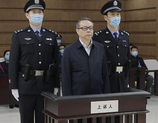 뇌물수수 등 혐의로 사형을 선고받은 라이샤오민 전 중국 화룽자산운용 회장(가운데)에 대한 형 집행이 지난달 29일 있었다. 중국중앙(CC)TV 캡처