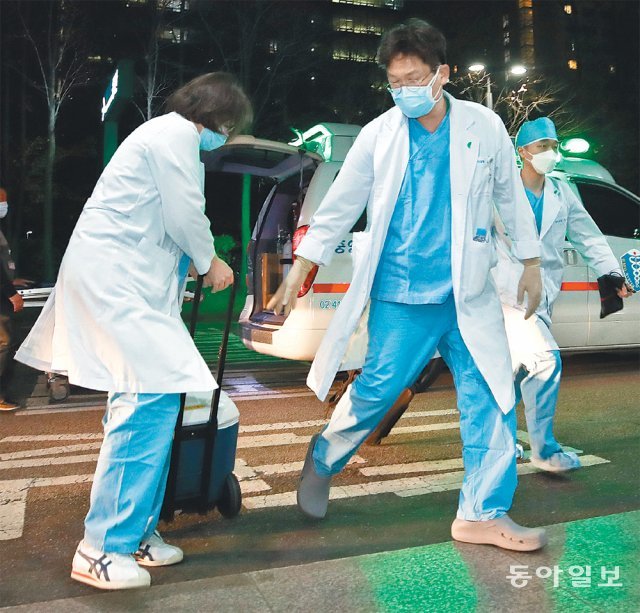 의료진이 손현승 씨의 심장이 담긴 푸른색 아이스박스를 들고 이식 대기자가 기다리는 A병원 입구로 달려가고 있다. 의료진은 적출된 
심장이 버틸 수 있는 4시간 안에 심장을 이식하기 위해 부산에서 서울까지 숨 막히는 질주를 했다. 양회성 기자 
yohan@donga.com