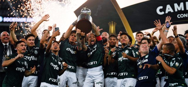 브라질 파우메이라스 선수들이 31일 리우데자네이루 마라카낭 스타디움에서 열린 2020 남미축구연맹(CONMEBOL) 코파 리베르타도레스 결승전에서 산투스(브라질)를 1-0으로 꺾고 우승한 뒤 트로피를 들고 기뻐하고 있다. 리우데자네이루=AP 뉴시스