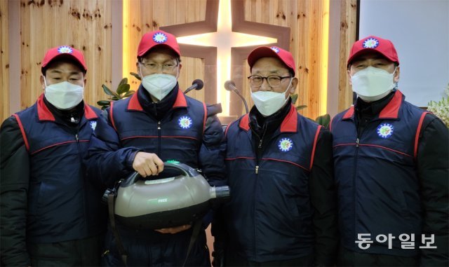 작은 교회들이 ‘우리마을지킴이 연합방역단’을 조직해 방역품앗이에 나섰다. 왼쪽부터 인천 좋은교회 송영수, 경기 고양시 예수사랑교회 손인식, 충남 청양군 새에덴교회 윤재천, 작은교회살리기연합 대표이자 방역단장을 맡은 이창호 목사. 인천=김갑식 문화전문기자 dunanworld@donga.com