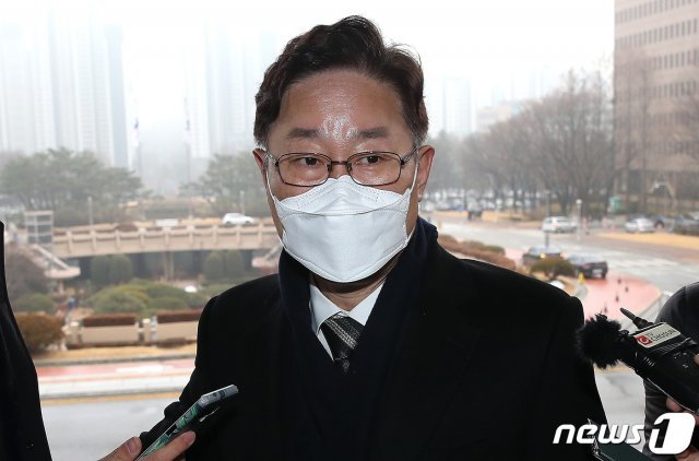 박범계 신임 법무부 장관이 1일 오전 경기 정부과천청사 법무부에 출근하고 있다. 법무부에 따르면 박 장관은 이날 오전 10시 열리는 취임식을 앞두고 취임 축하 인사를 위해 방문하는 윤석열 검찰총장을 만날 예정이다. 2021.2.1/뉴스1 © News1