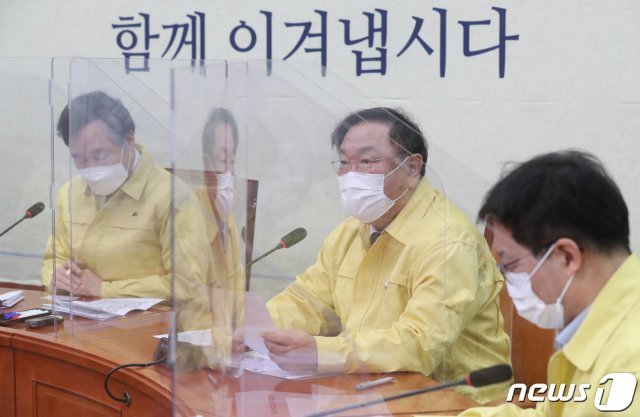 김태년 더불어민주당 원내대표가 1일 오전 서울 여의도 국회에서 열린 최고위원회의에서 모두발언을 하고 있다. 2021.2.1/뉴스1 © News1