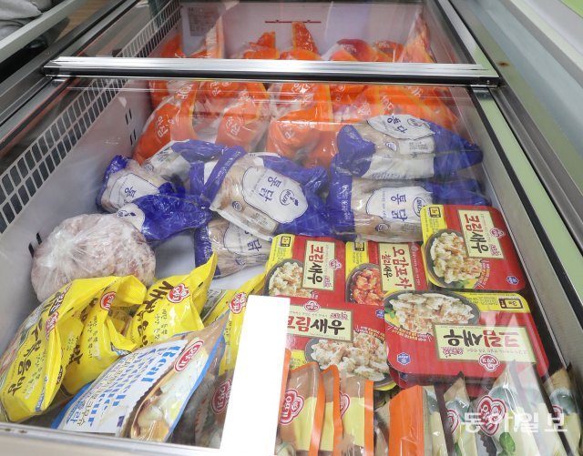 생닭이나 고기류, 냉동식품 등도 보관되어있다.