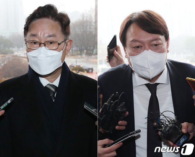 박범계 신임 법무부 장관(왼쪽)이 1일 오전 경기도 정부과천청사 법무부에 출근하고 있다. 이날 윤석열 검찰총장이 박 법무부 장관 취임 인사차 법무부를 방문하고 있다. 2021.2.1/뉴스1 © News1