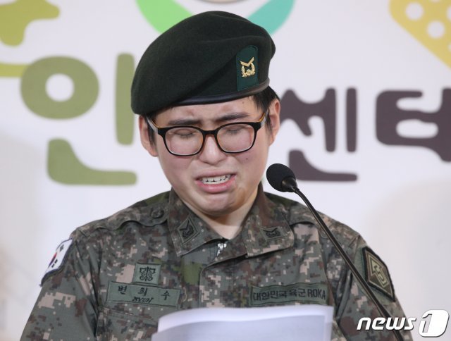 휴가 중 해외에서 성전환 수술을 받고 돌아온 육군 부사관 변희수 하사가 2020년 1월22일 오후 서울 마포구 노고산동 군인권센터에서 군의 전역 결정과 관련한 기자회견을 하고 있다. 2020.1.22/뉴스1 © News1