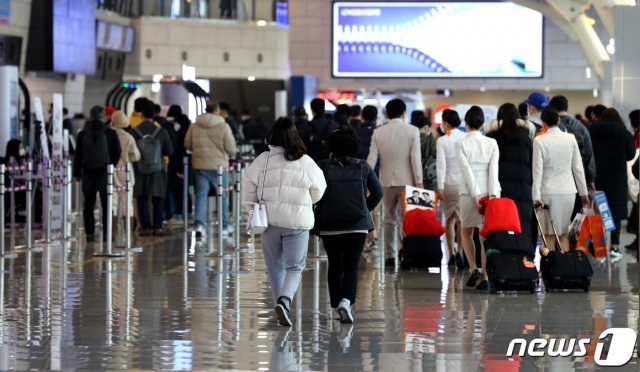 서울 강서구 김포국제공항 국내선청사가 여행객들로 붐비고 있다. 2020.12.11/뉴스1 © News1