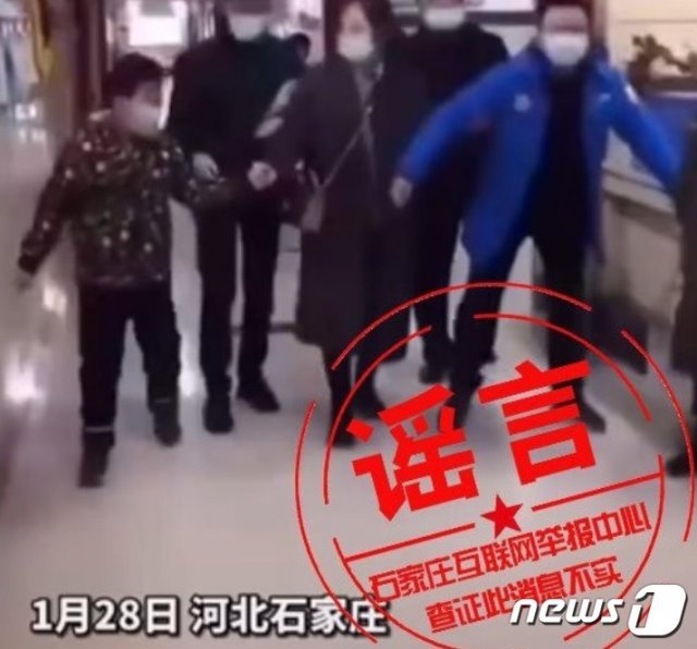 중국 허베이 스좌장에서 항문 검사를 받은 후 뒤뚱거리며 걷는 영상이 담긴 모습(웨이보 갈무리)© 뉴스1