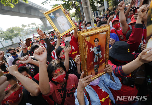 군부 쿠데타 항의하는 태국 거주 미얀마 사람들. 출처= 뉴시스