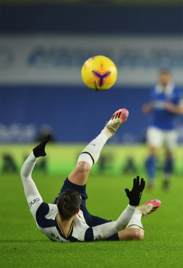 토트넘의 개러스 베일이 1일 영국 브라이턴에서 열린 EPL 브라이턴전에서 공을 받으려다 넘어지고 있다. 부상을 당한 해리 케인 대신 나온 베일은 전반 45분간 별다른 활약을 펼치지 못하고 후반 교체됐다. 이번 시즌
리그 2경기에 선발 출전한 베일에게 스카이스포츠는 가장 낮은 평점 4점을 부여했다. BBC는 “아무런 존재감이 없다”고 혹평했다. 브라이턴=AP 뉴시스