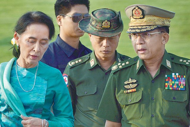 아웅산 수지 미얀마 국가고문(왼쪽)이 1일(현지 시간) 군부 쿠데타로 감금됐다. 이번 쿠데타를 주도한 민 아웅 흘라잉 미얀마 최고사령관(오른쪽)이 2016년 수지 고문, 군 관계자와 함께 있는 모습. 네피도=AP 뉴시스