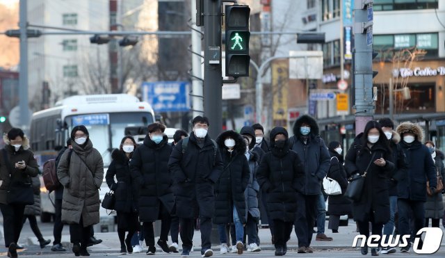 지난 1월29일 오전 서울 종로구 광화문네거리에서 시민들이 잔뜩 움츠린 채 출근길 발걸음을 재촉하고 있다. 2021.1.29/뉴스1 © News1