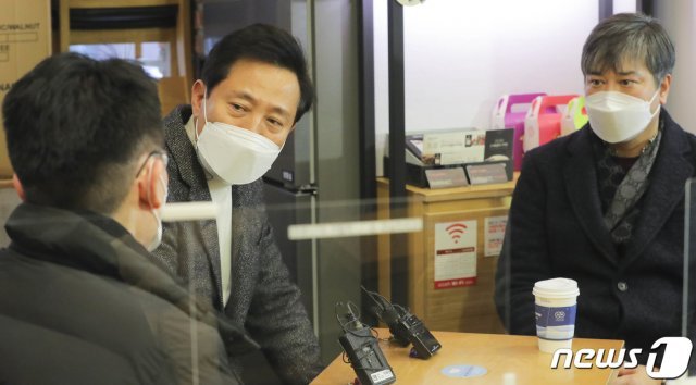 4·7 서울시장 보궐선거 출마를 선언한 오세훈 전 서울시장이 31일 오후 서울 명동을 방문해 여행관광업계 종사자들과 간담회를 하고 있다. 오 전 시장은 “코로나19 상황에서 정부는 단순히 버텨라, 국민의식만 강조하는데 정부 노력은 하나도 보이지 않는다“고 비판했다. 2021.1.31/뉴스1 © News1 국회사진취재단