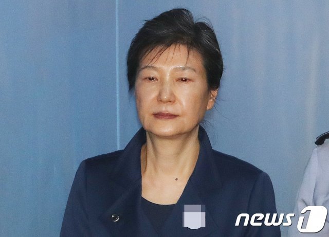 사진은 박 전 대통령이 지난 2017년 10월16일 구속 연장 후 첫 공판에 출석하는 모습.(뉴스1DB)2018.2.27/뉴스1 © News1