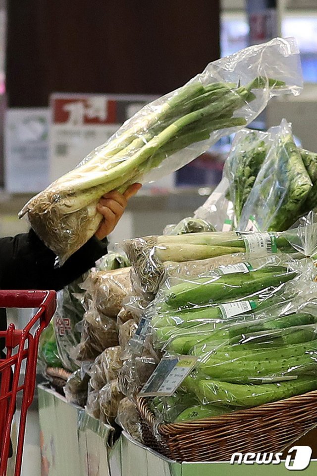 소비자물가가 넉 달째 0%대를 기록했지만 농축수산물 등 가격이 급등하며 ‘밥상 물가’는 치솟았다. 

2일 오후 서울의 한 대형마트 채소코너에서 한 시민이 파를 둘러보고 있다.

특히 농축수산물이 10.0% 오르며 지난해 11월 11.1%, 12월 9.7% 증가에 이어 높은 증가세를 이어갔다.  품목 별로 파는 76.9%, 양파는 60.3% 급등했고 사과(45.5%), 고춧가루(34.4%) 등도 높은 상승세를 보였다. 2021.2.2/뉴스1 (서울=뉴스1)