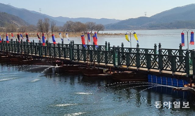경기 양평군 양서면 두물머리와 세미원 사이 북한강을 횡단하는 245ｍ 구간에 52척(예비용 8척 포함)의 목선으로 만든 두물머리 배다리.