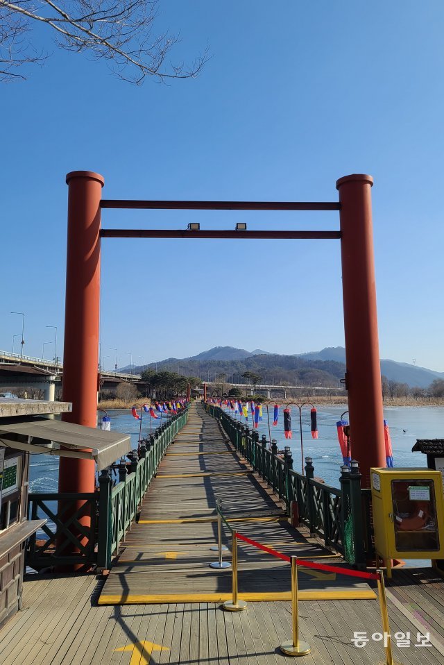 경기 양평군 양서면 두물머리와 세미원 사이 북한강을 횡단하는 245ｍ 구간에 52척(예비용 8척 포함)의 목선으로 만든 두물머리 배다리.