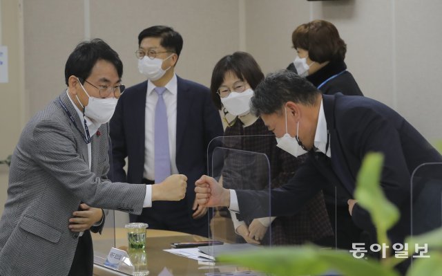 이재영 행안부 차관은 2일 인천 보건환경 연구원을 찾아 백신 접종 인력 준비 운영상황을 점검했다. 원대연기자 yeon72@donga.com