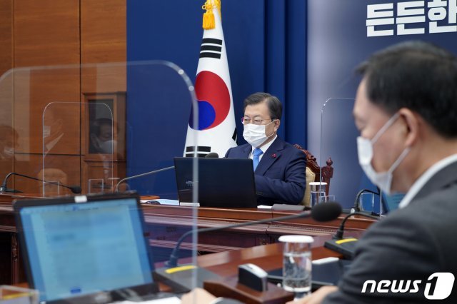 문재인 대통령이 11일 오후 청와대 여민관에서 열린 수석·보좌관회의를 주재하고 있다.(청와대 제공) 2021.1.11/뉴스1